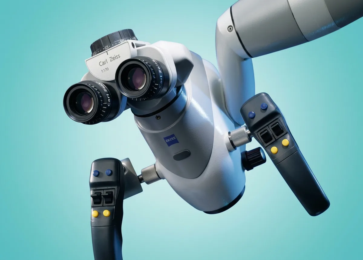 Операционный микроскоп Carl Zeiss в клинике АБ Дентал